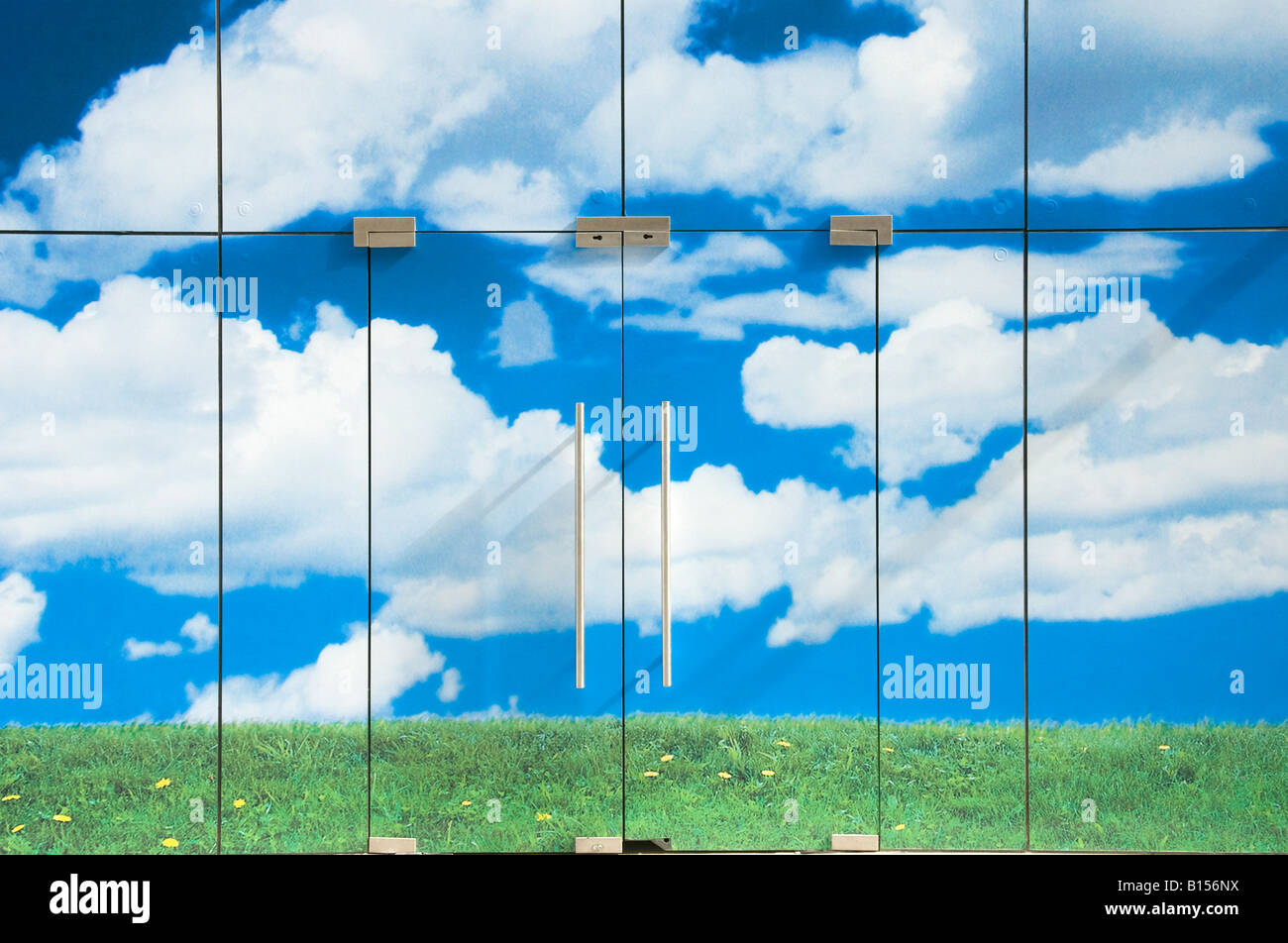 Shop portes avant avec ciel bleu nuages et l'herbe verte représentant un jour d'été ensoleillé Banque D'Images