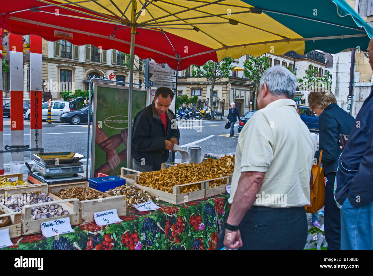 Stand Du Marche La Vente De Champignons A Neuchatel Suisse Photo Stock Alamy