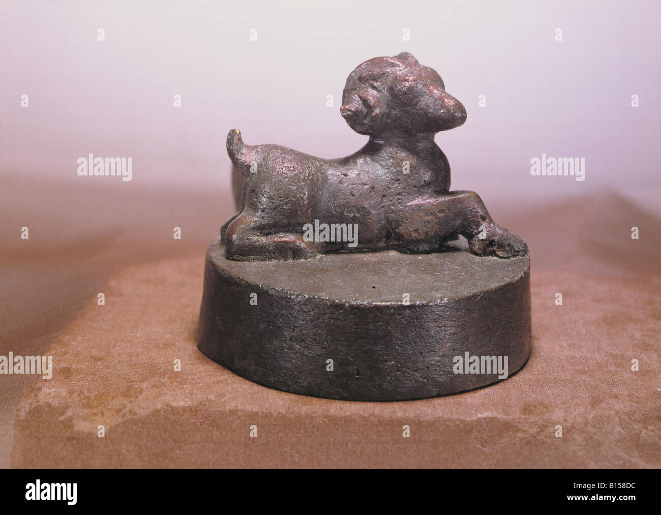 Les beaux-arts, l'ancien monde, l'Empire Romain, la sculpture, le couvercle avec ram, bronze, vers 5ème/6ème ANNONCE de siècle, Collection Mildenberg, , n'a pas d'auteur de l'artiste pour être effacé Banque D'Images