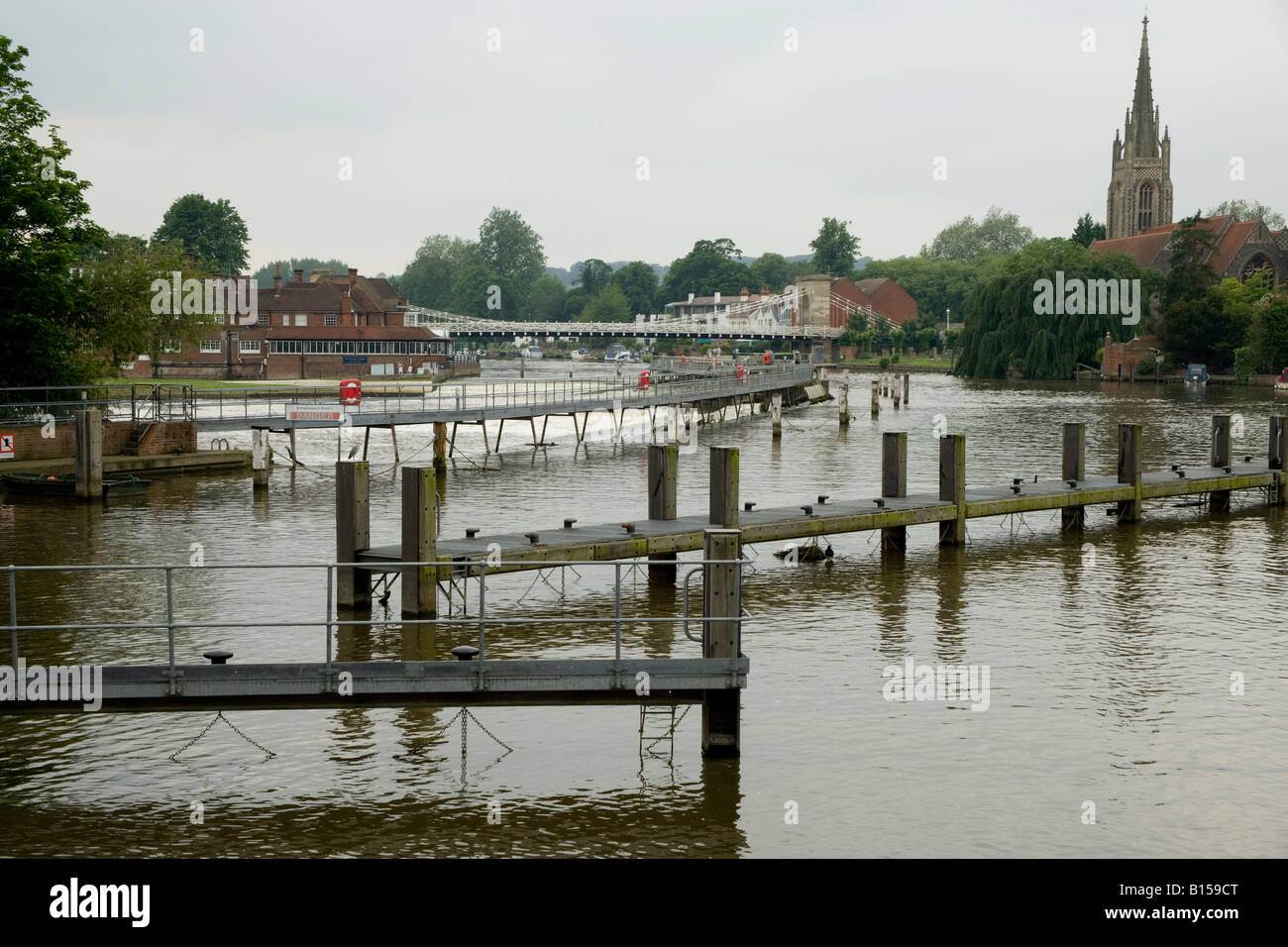 Barge d'été canal nautique angleterre lock marlow weir Banque D'Images