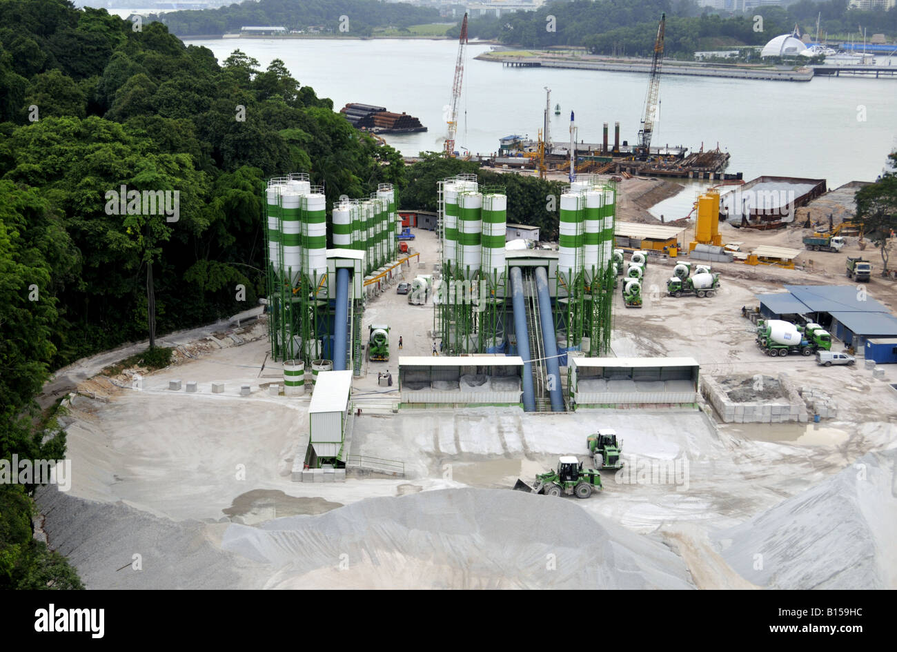 Les silos de stockage de matériaux de construction sur le site de construction pour Resorts World à Sentosa Singapore Banque D'Images