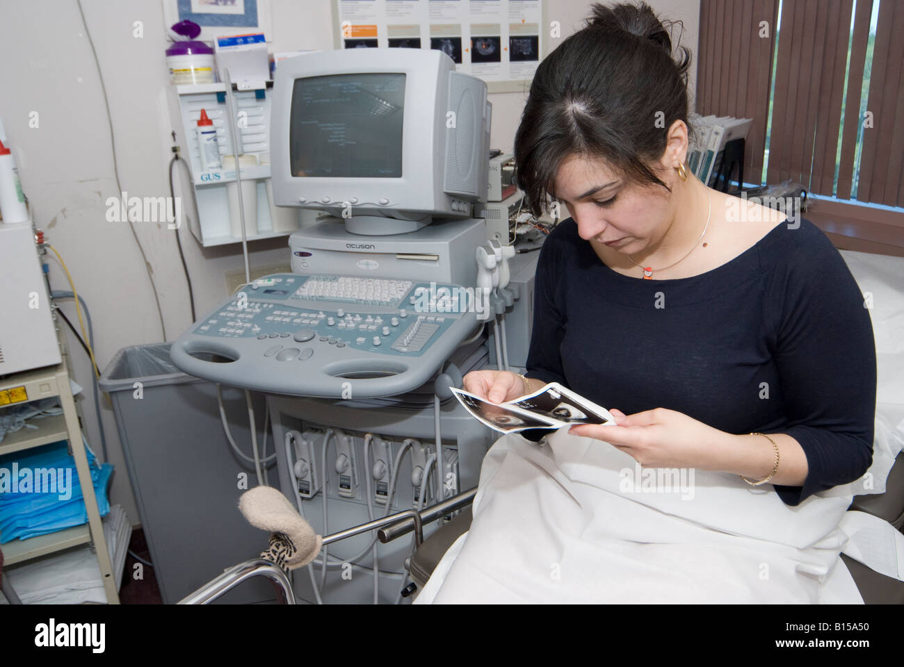 Trente cinq ans pregnant hispanic woman obtient une échographie précoce (8 semaines) Banque D'Images