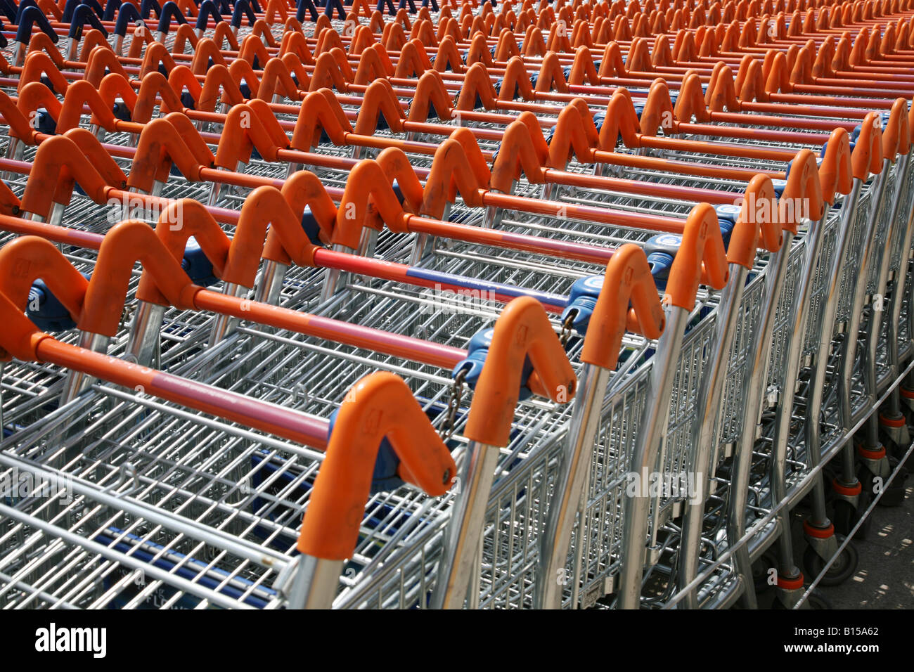 Rangées de chariots Sainsbury's Banque D'Images