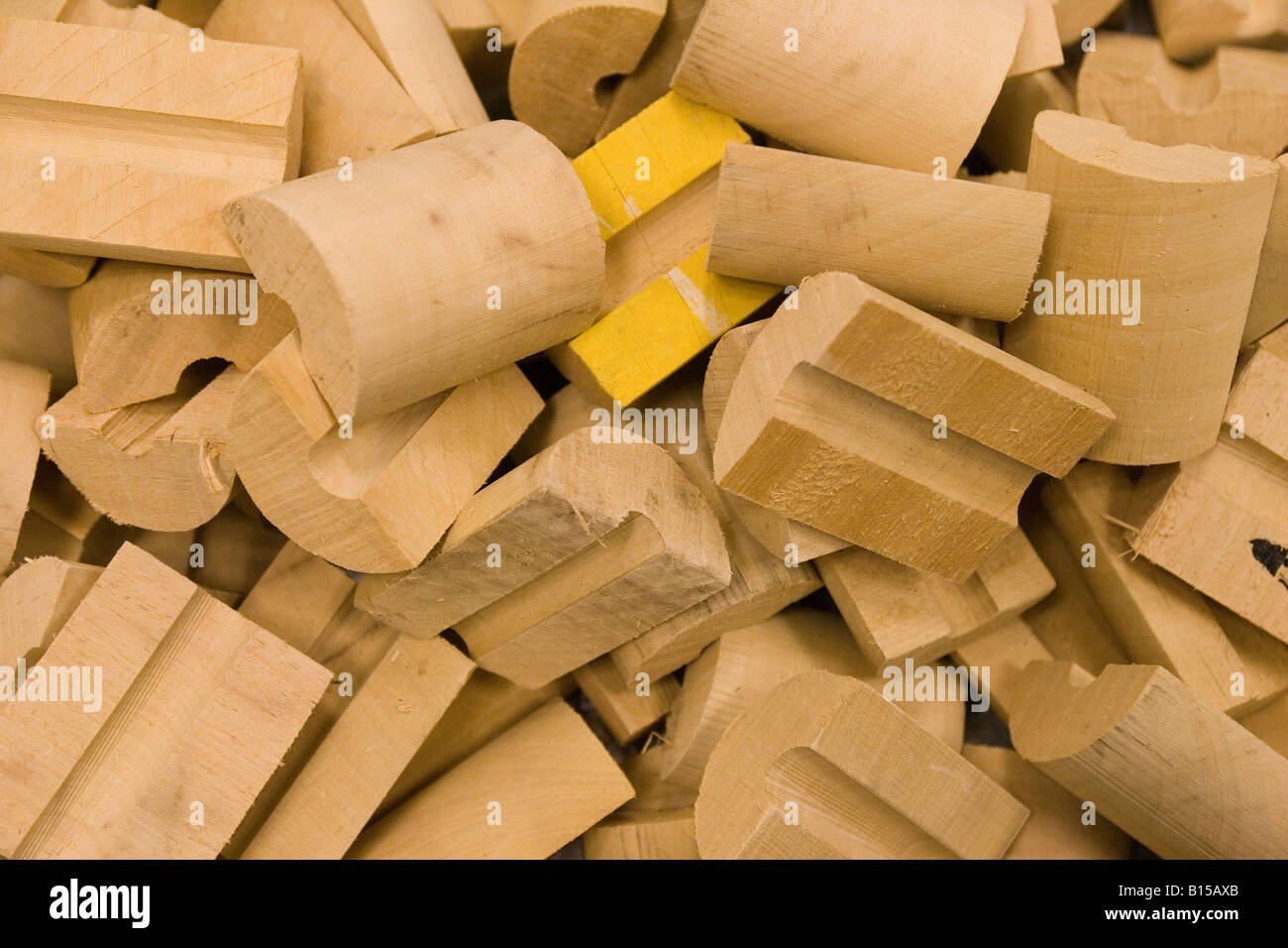 Tuyau en bois poser les isolateurs dans une pile, en attente d'installation. Banque D'Images