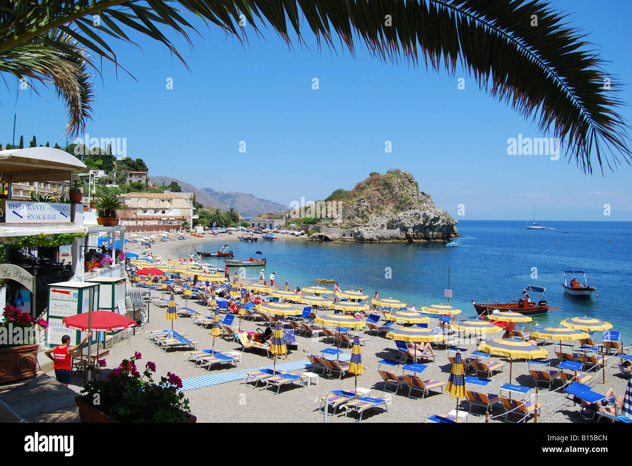 La plage de Mazzarò, Taormina, Messina Province, Sicile, Italie Banque D'Images