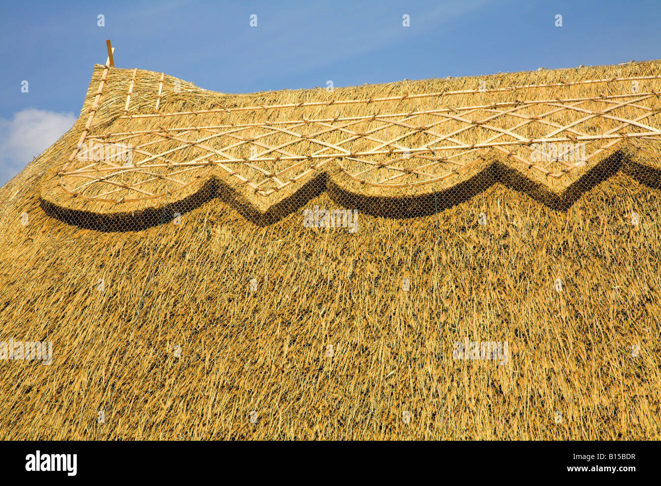 Un toit de chaume nouvellement posées. Banque D'Images