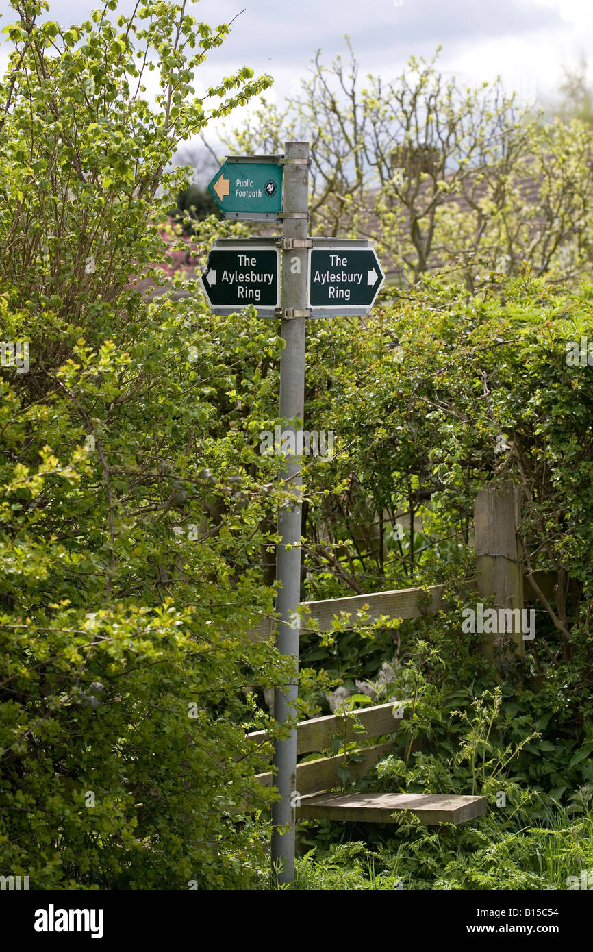 Panneau pour Walker's montrant la voie à l'anneau d'Aylesbury et sentier public à travers la campagne dans la région de Ford, Buckinghamshire Banque D'Images