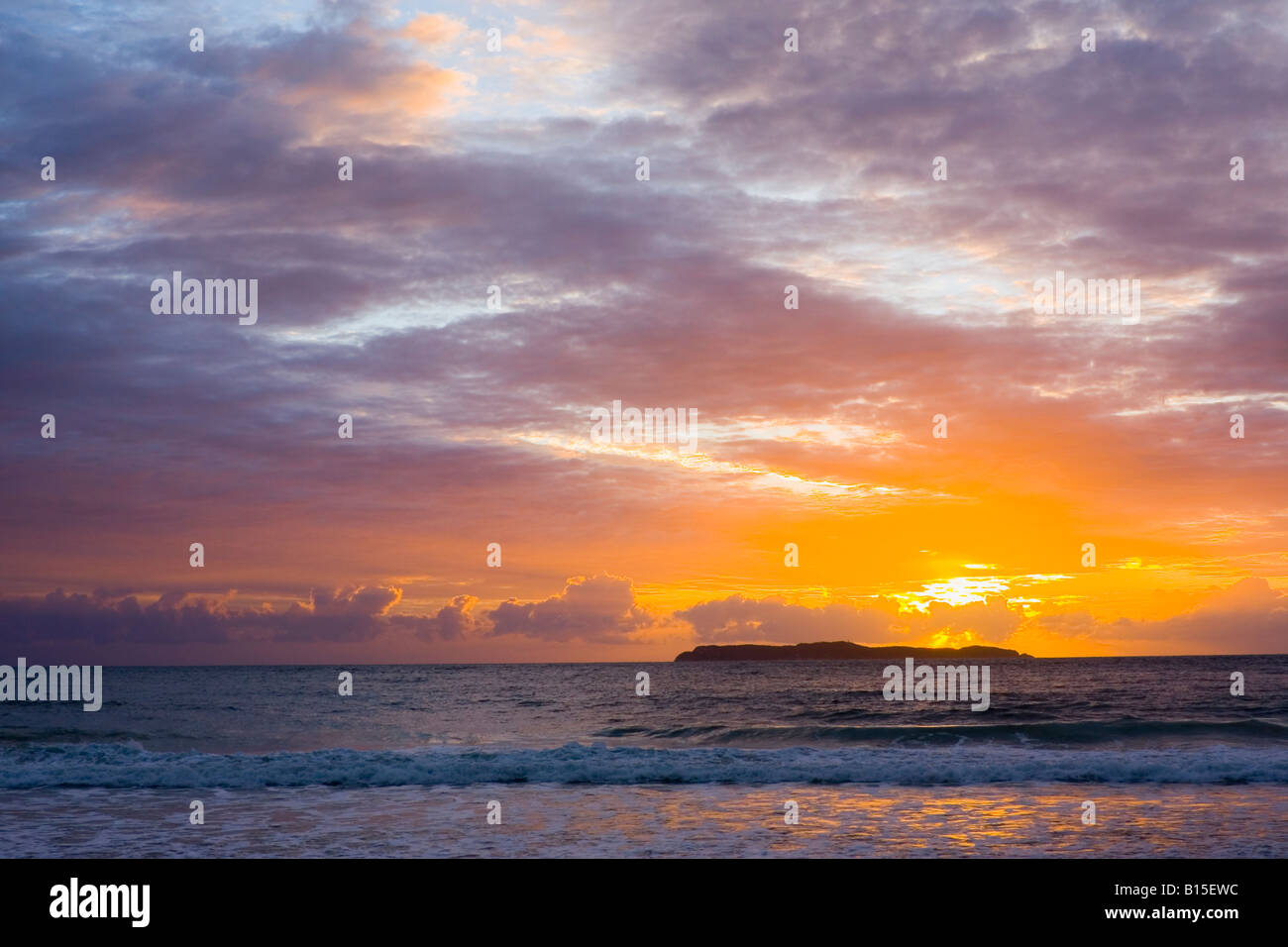 Lever du soleil spectaculaire sur la mer avec une île dans l'arrière-plan Banque D'Images