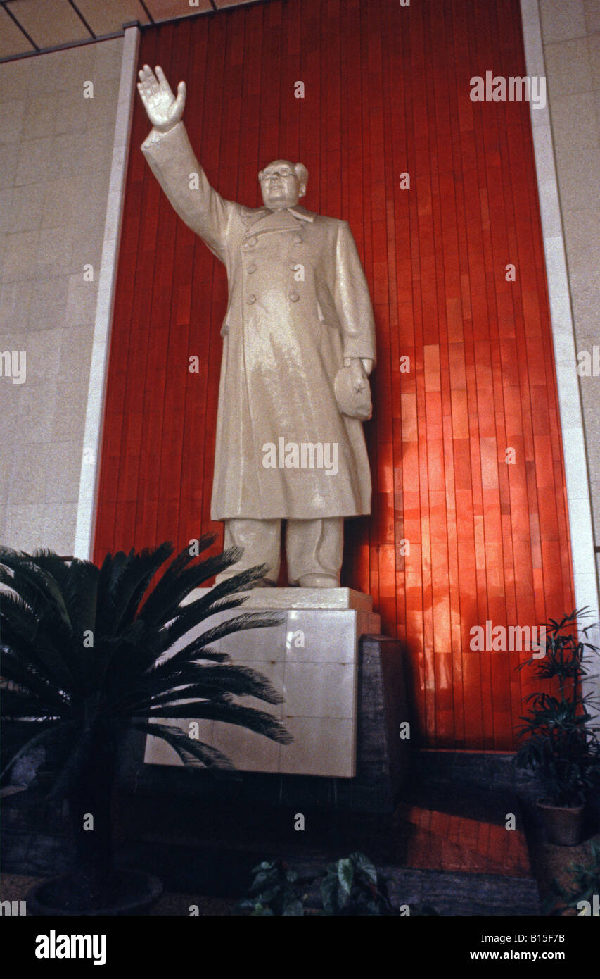 Statue de Mao Zedong Nanjing sous pont sur la rivière Yangtze Shanghai Chine Banque D'Images