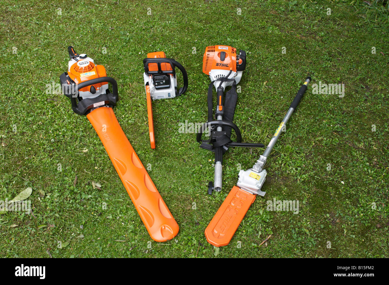 Les outils électriques Stihl alignés sur la pelouse avec gaines de protection sur les surfaces de coupe Stihl MS 180 KM MOTEUR Combi 90 Banque D'Images