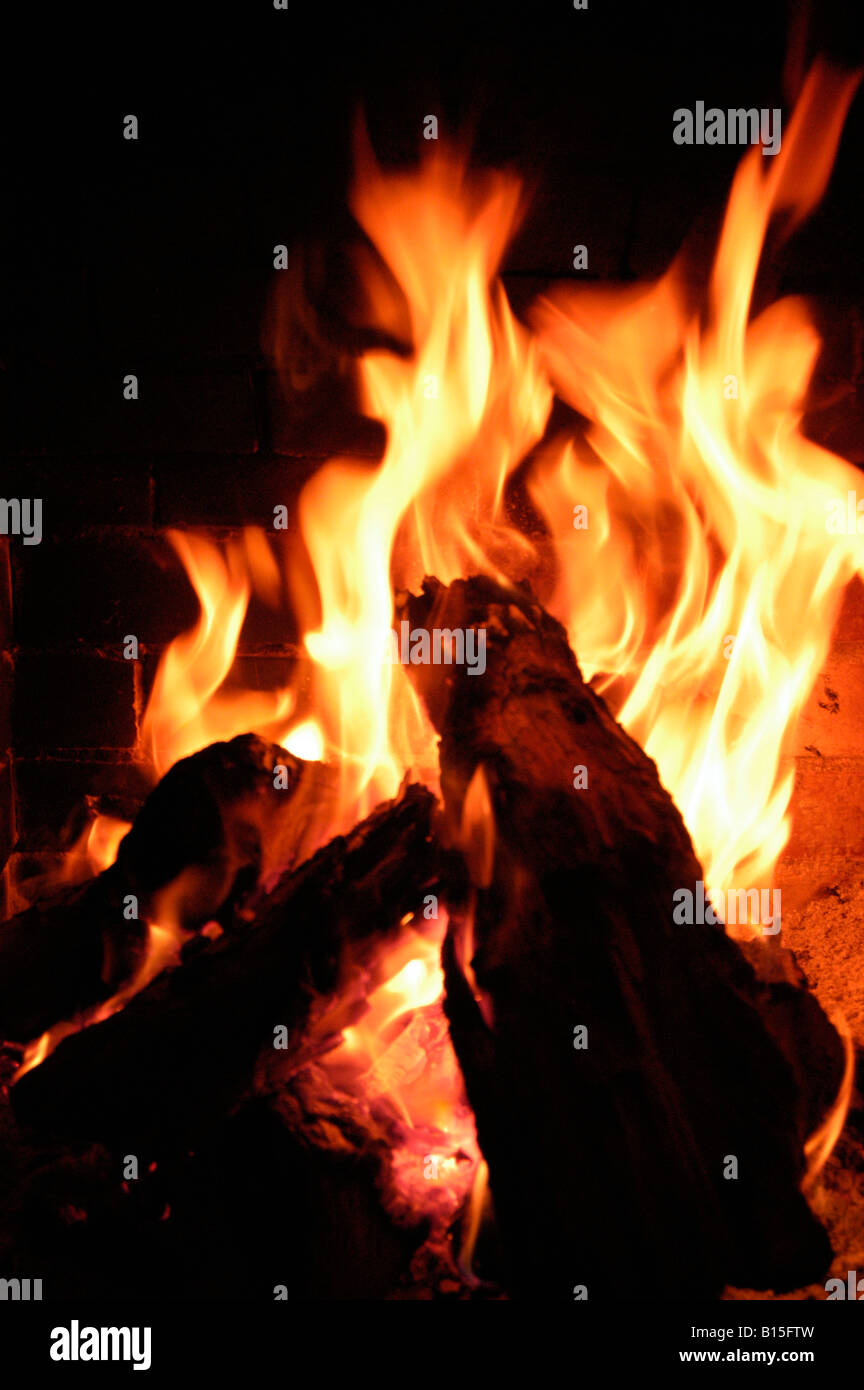 Les flammes de feu de cheminée Banque D'Images