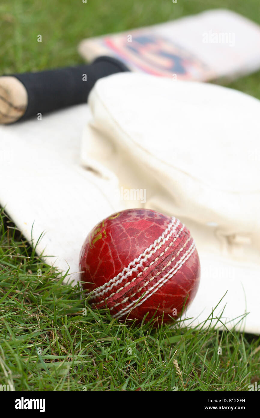 Cricket ball et sun hat Banque D'Images