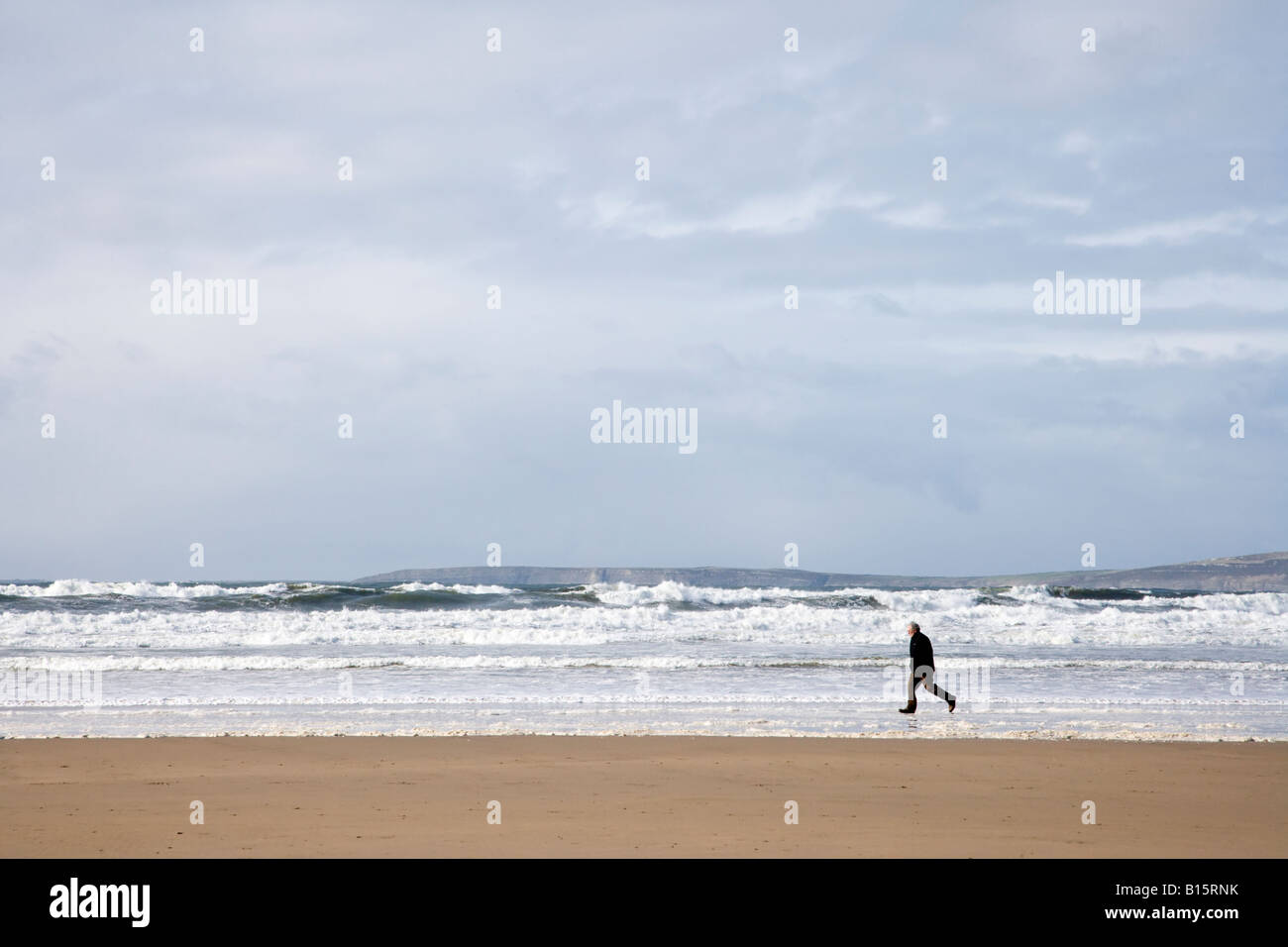 Man Walking on beach Ballybunnion le comté de Kerry, Irlande Banque D'Images