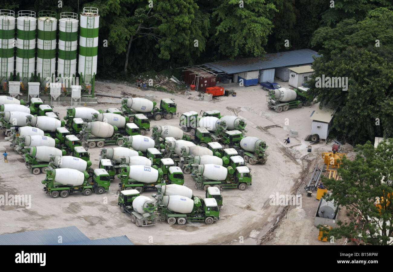 Les camions de ciment et silos sur le site de construction pour Resorts World à Sentosa Singapore Banque D'Images