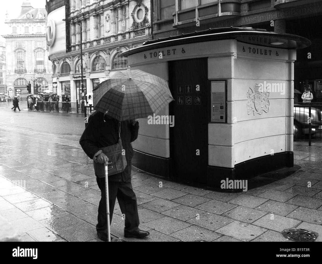 Un vieil homme marchant dans Regents st. à l'heure d'hiver Banque D'Images