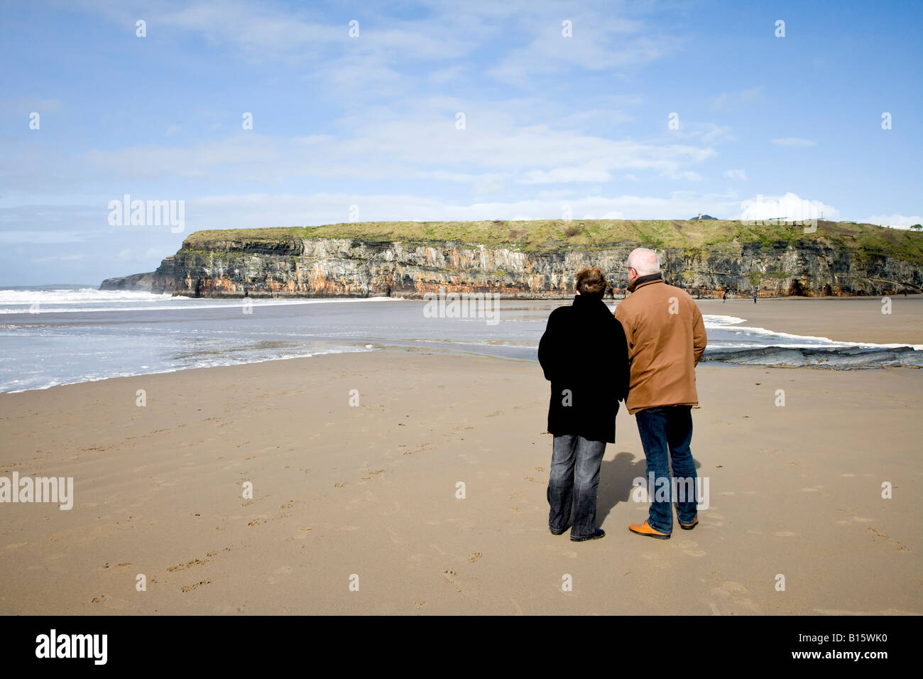 Vue arrière d'un couple avec vue sur mer en standing on beach Banque D'Images