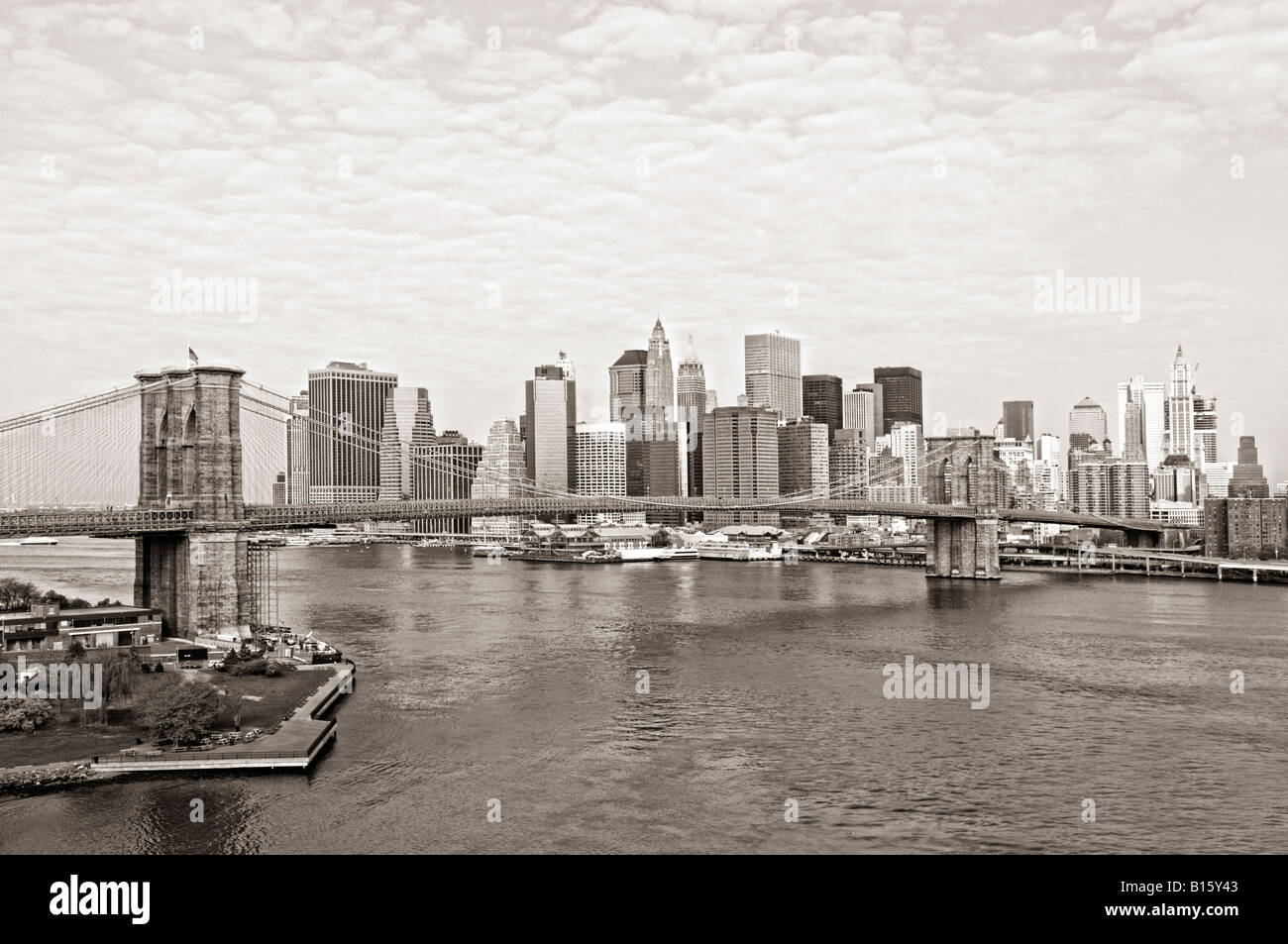 Le Pont de Brooklyn, East River et le centre-ville de Manhattan vu depuis le pont de Manhattan, en monochrome Banque D'Images