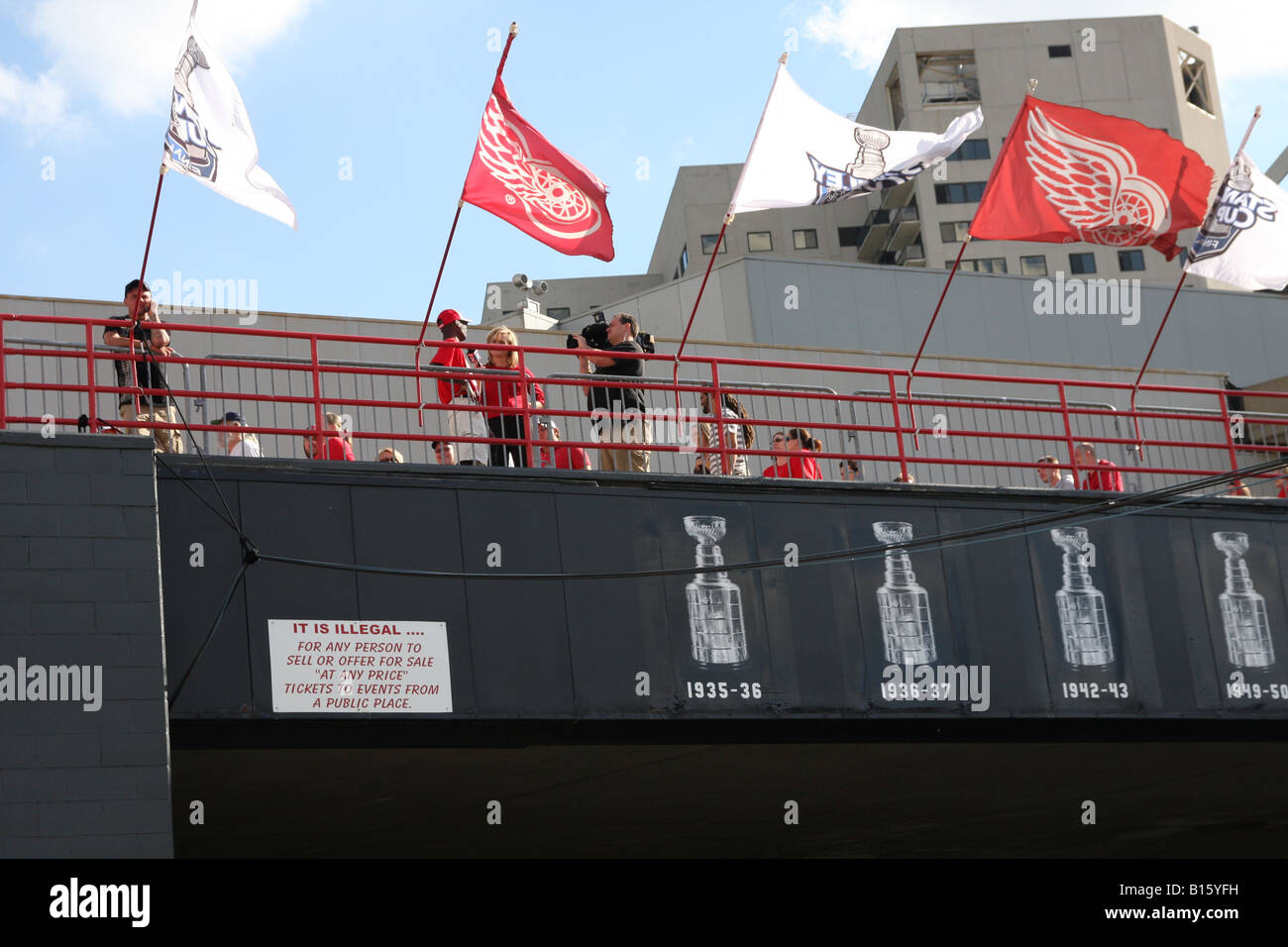 Recueillir des fans à l'extérieur de la Joe Louis Arena de Détroit (Michigan) en préparation pour Joe-Vision. Banque D'Images