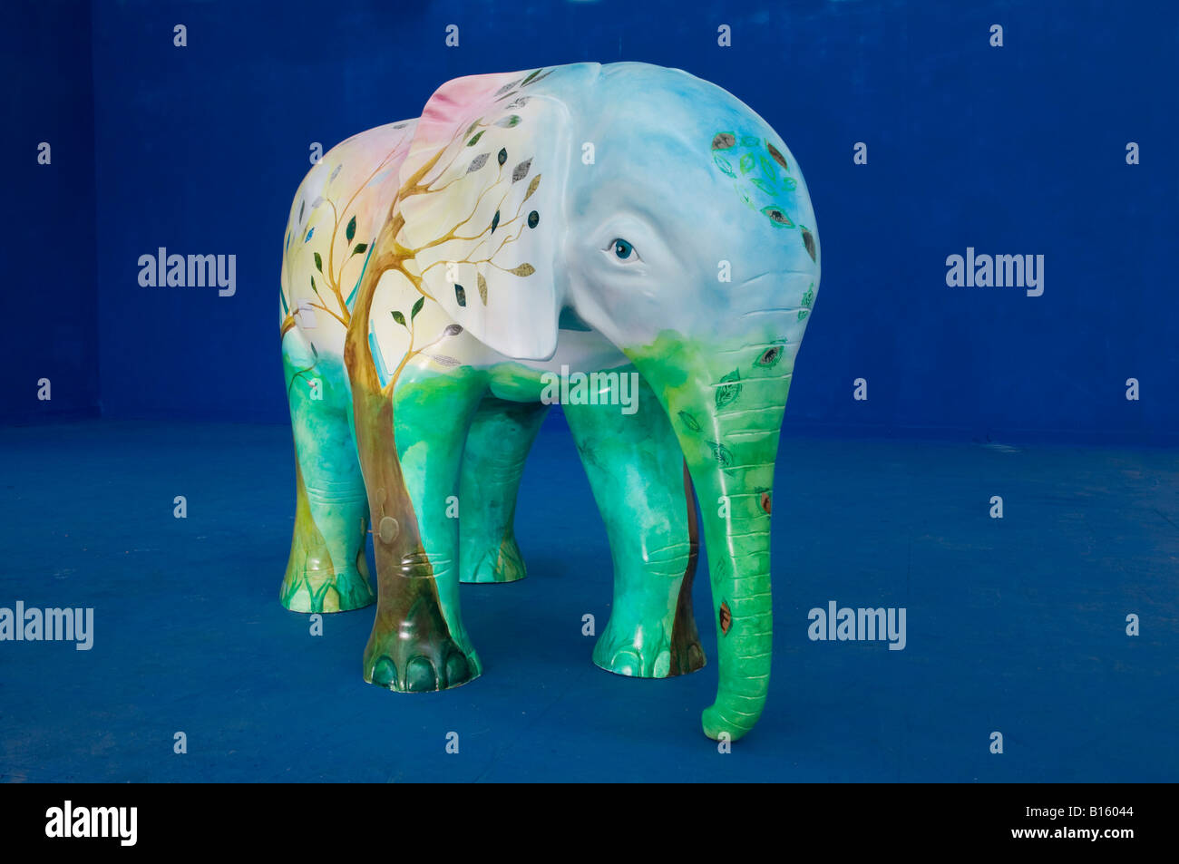 Modèle peint en fibre de verre à pied à travers l'éléphant ensemble bleu Banque D'Images
