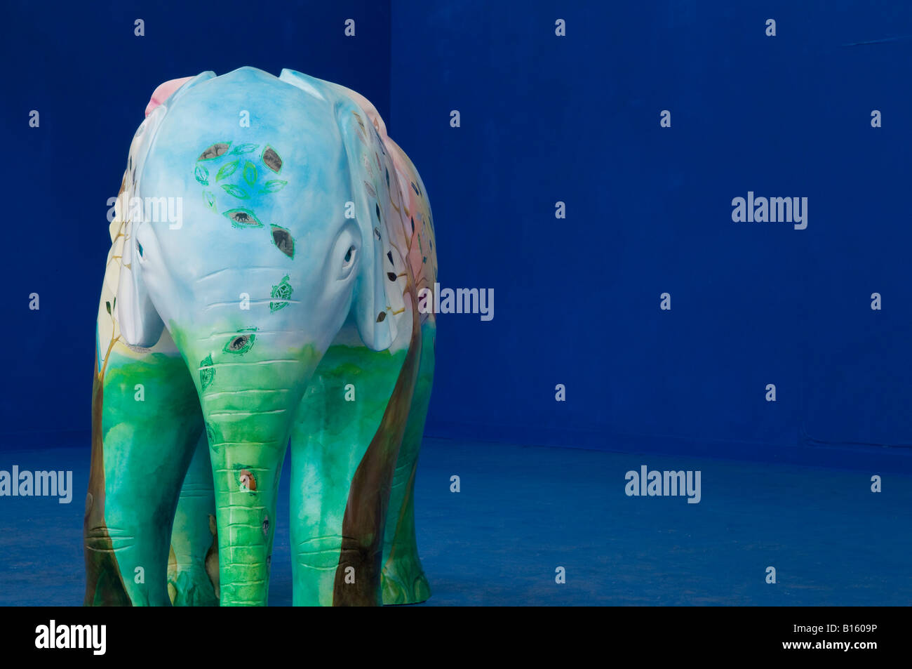 Modèle peint en fibre de verre à pied à travers l'éléphant ensemble bleu Banque D'Images