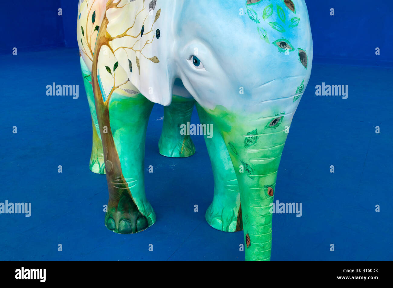 Modèle peint en fibre de verre à pied à travers l'éléphant ensemble bleu Banque D'Images