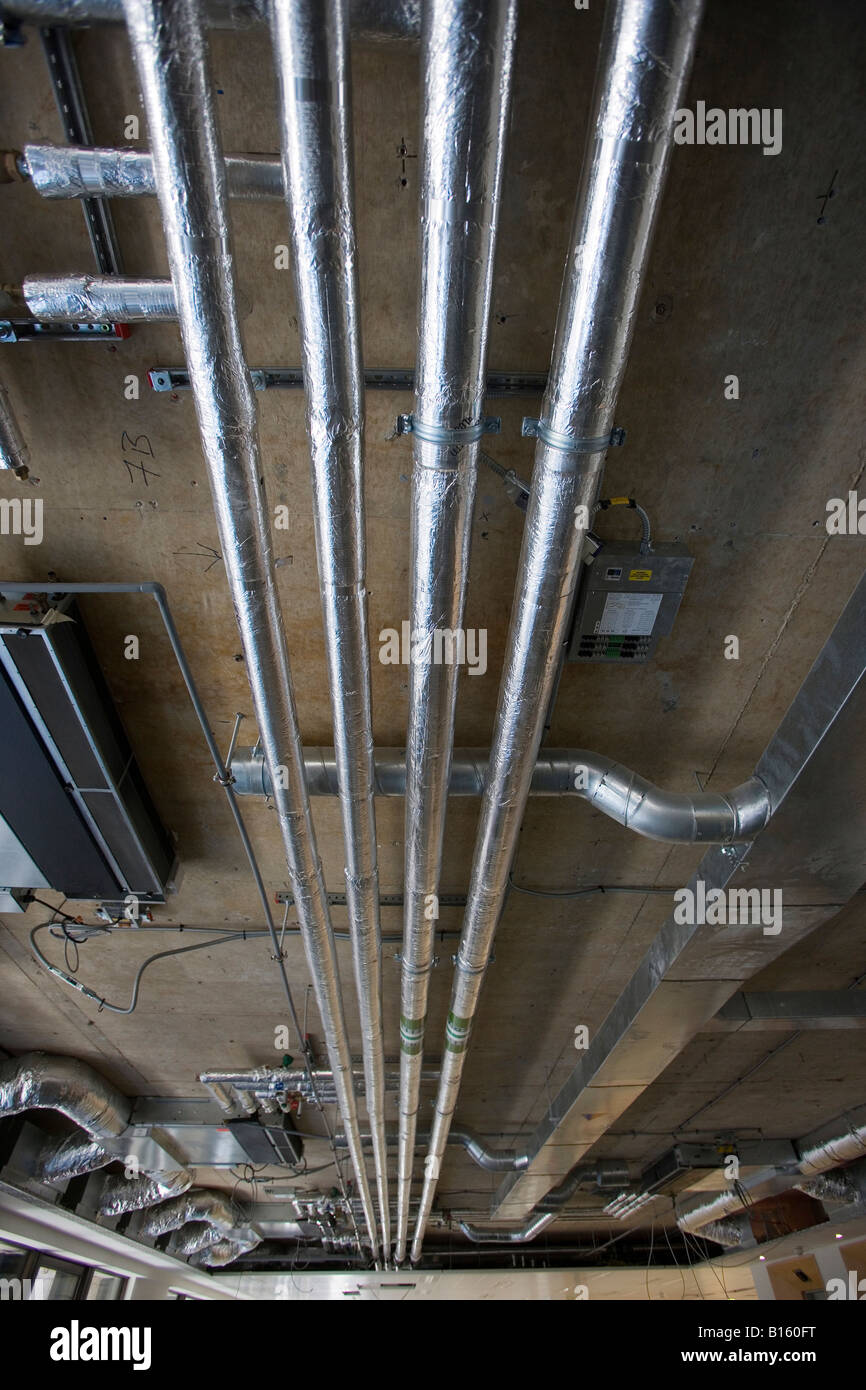 Tuyaux de climatisation dans un bâtiment nouvellement construit. Banque D'Images