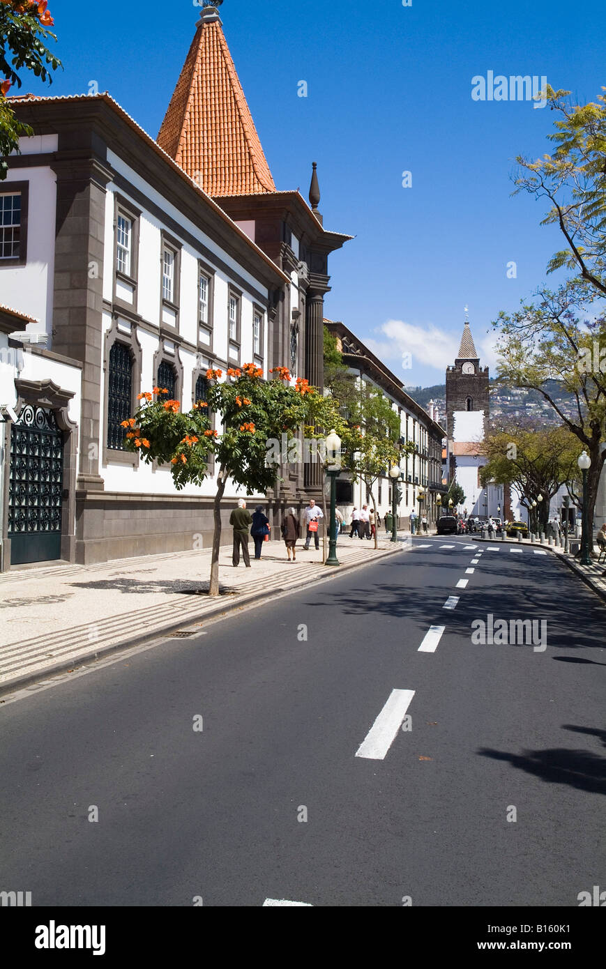 Dh Funchal Madeira Avenida Arriaga Banque du Portugal tour de l'horloge de la cathédrale se bâtiment city street Banque D'Images