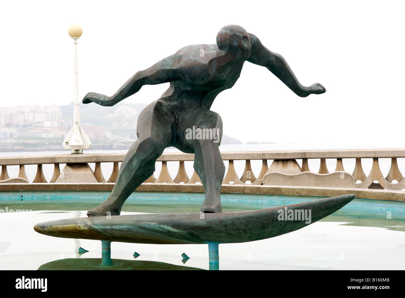 Sculpture d'un surfer le long de la promenade de la ville de La Corogne en Espagne, la région Galice. Banque D'Images