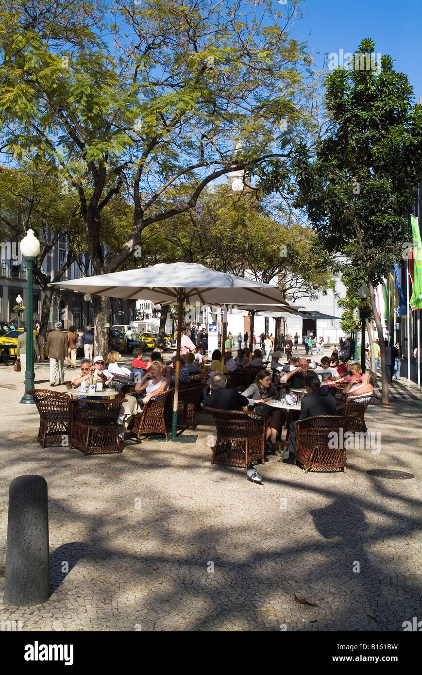 dh Avenida arriaga FUNCHAL MADÈRE touristes se détendre avec des boissons dans la rue café sièges en osier et tables ville boire restaurant portugal Banque D'Images
