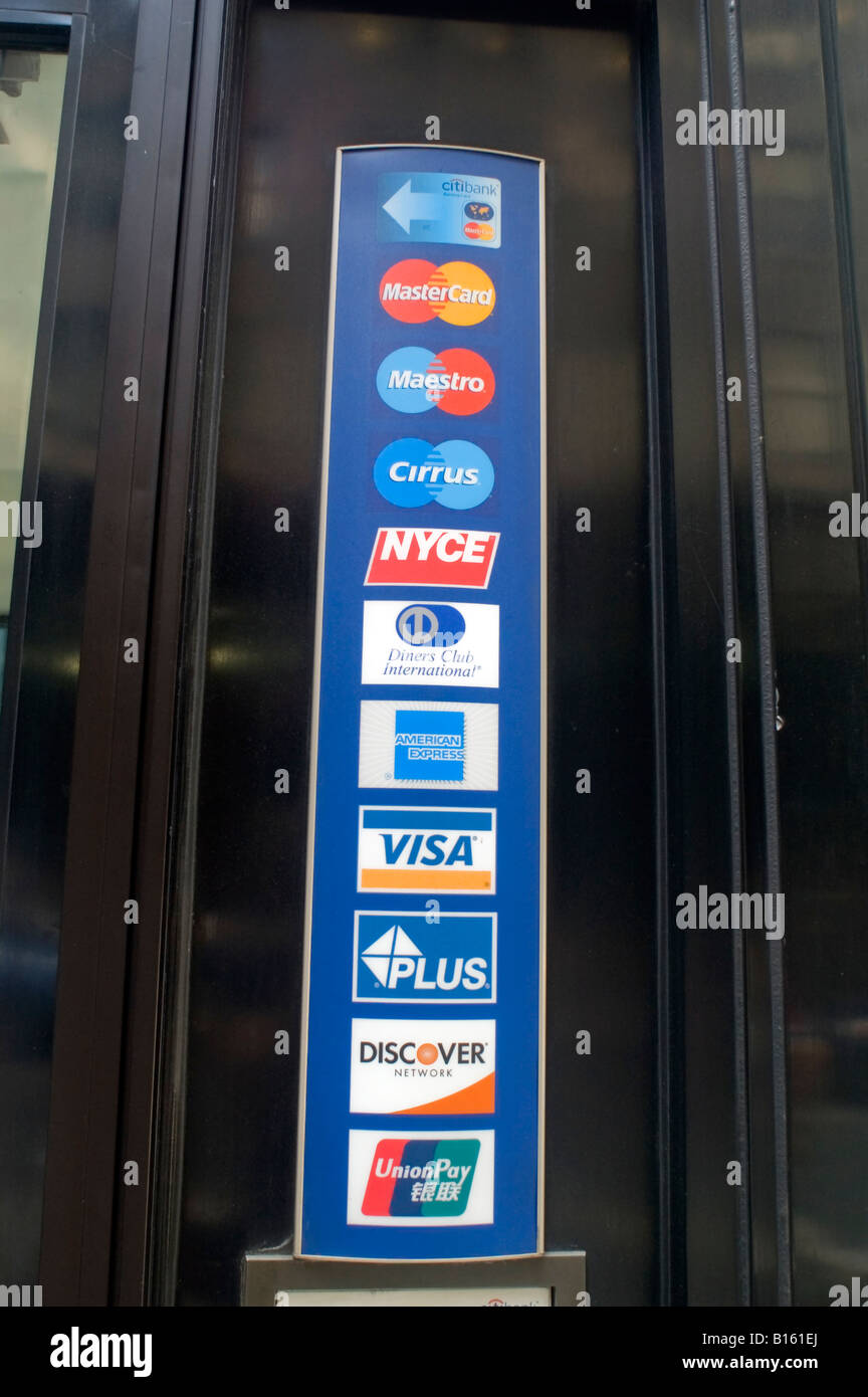 Logos pour les cartes de crédit et de débit dans le hall d'un Citibank à New York Banque D'Images