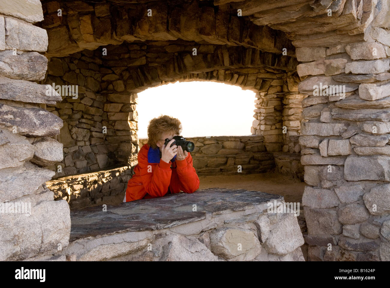 Woman 50 à 60 ans, avec un appareil photo s'enclenche à Dobbins Lookout South Mountain Park Phoenix AZ USA Banque D'Images