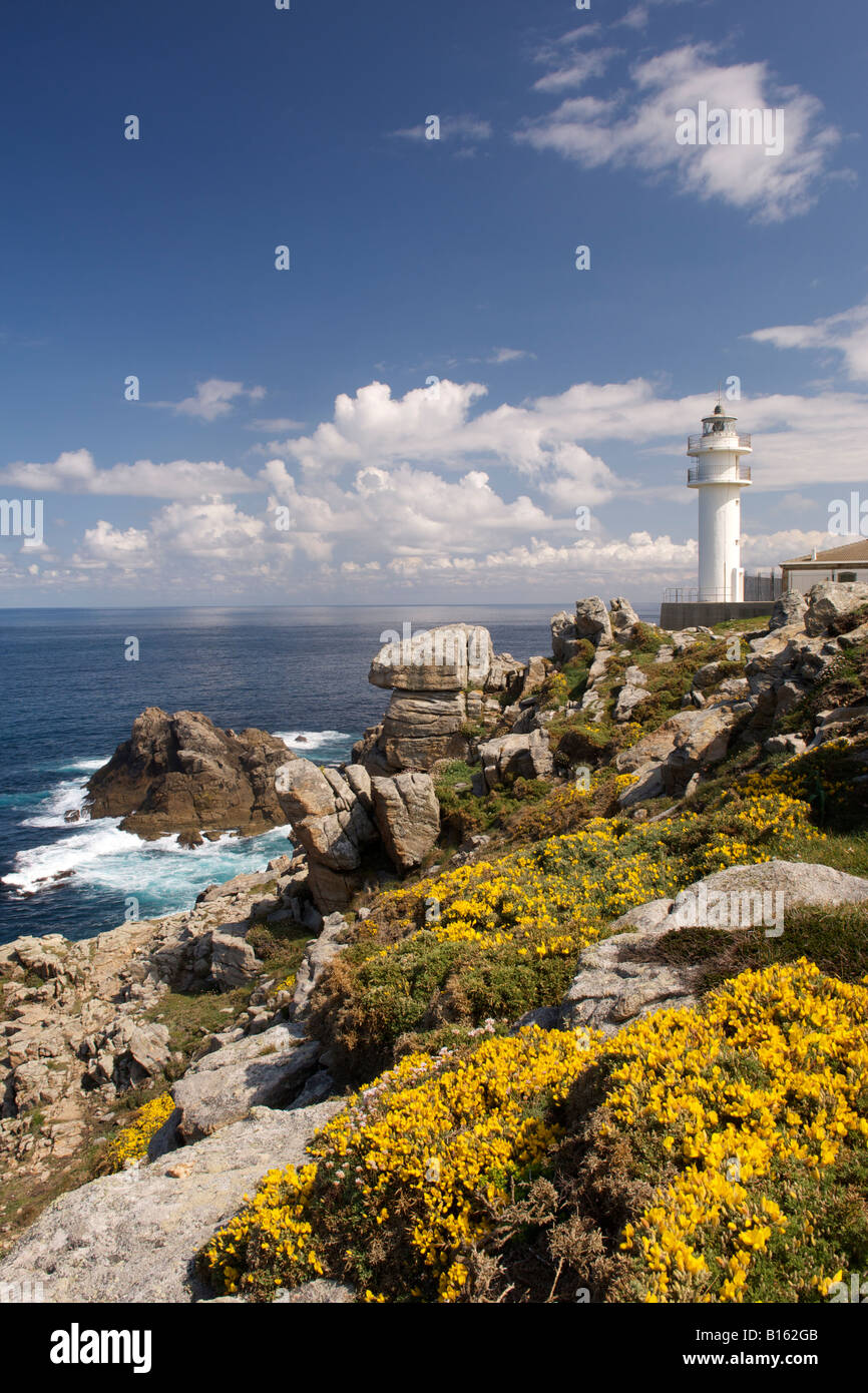 Le phare de Cap Touriñan sur la côte Atlantique de la province de La Corogne Espagne Galice la région. Banque D'Images