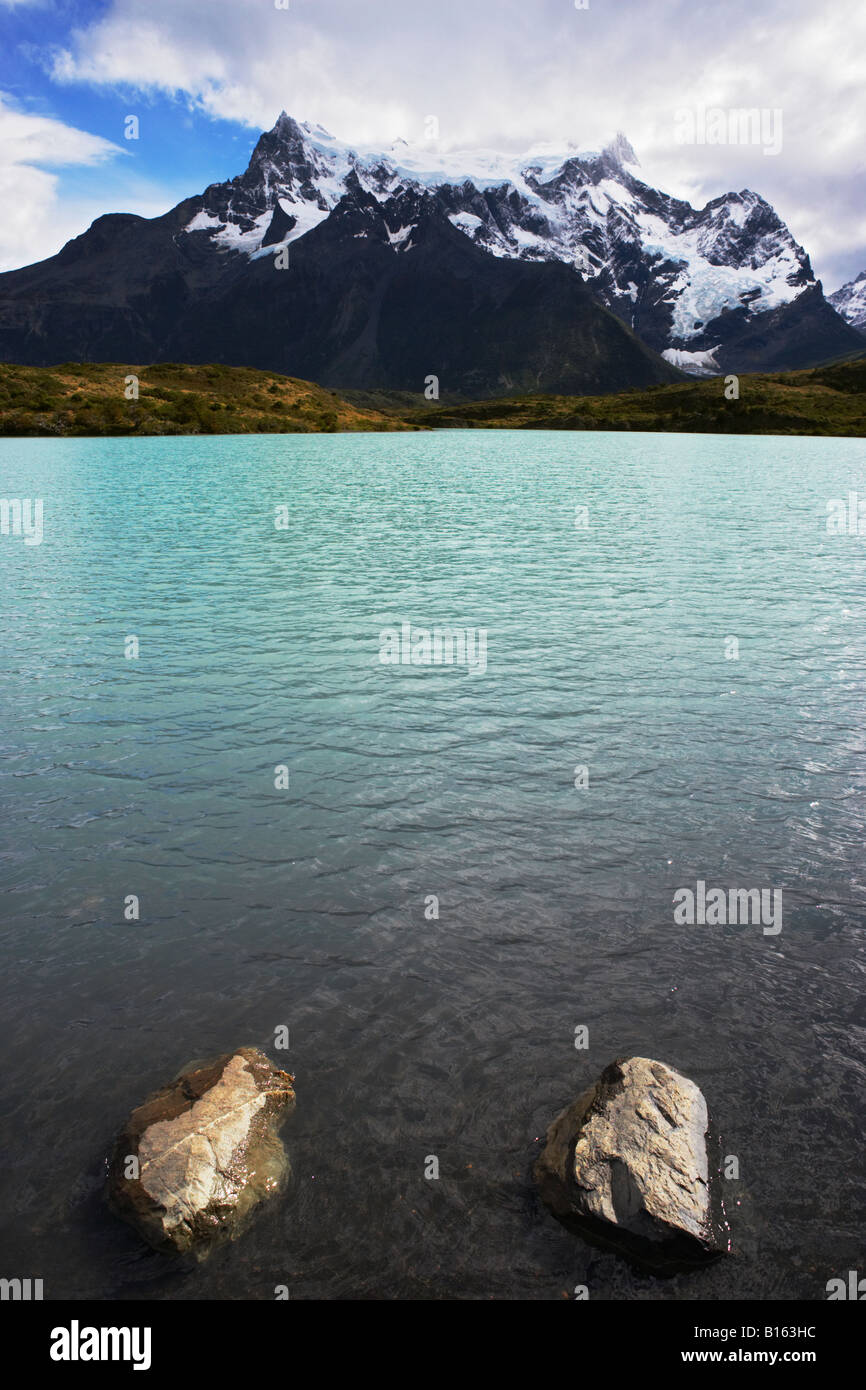 Deux roches dans le lac en face du Cerro Paine Grande Parc National Torres del Paine Patagonie Chili Amérique du Sud Banque D'Images