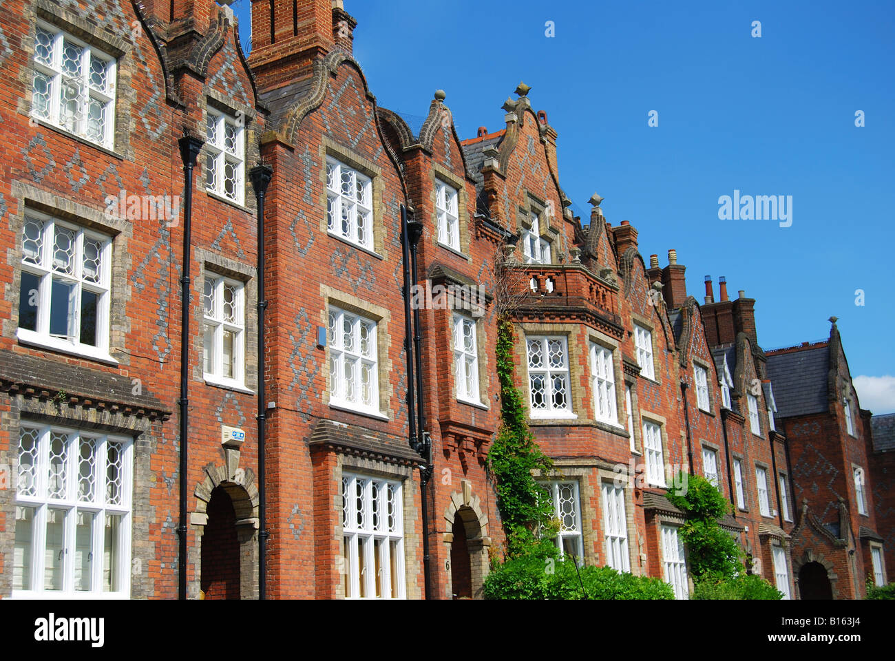 Imprimeur de la Terrasse des appartements donnant sur la Longue Marche, King's Road, Windsor, Berkshire, Angleterre, Royaume-Uni Banque D'Images