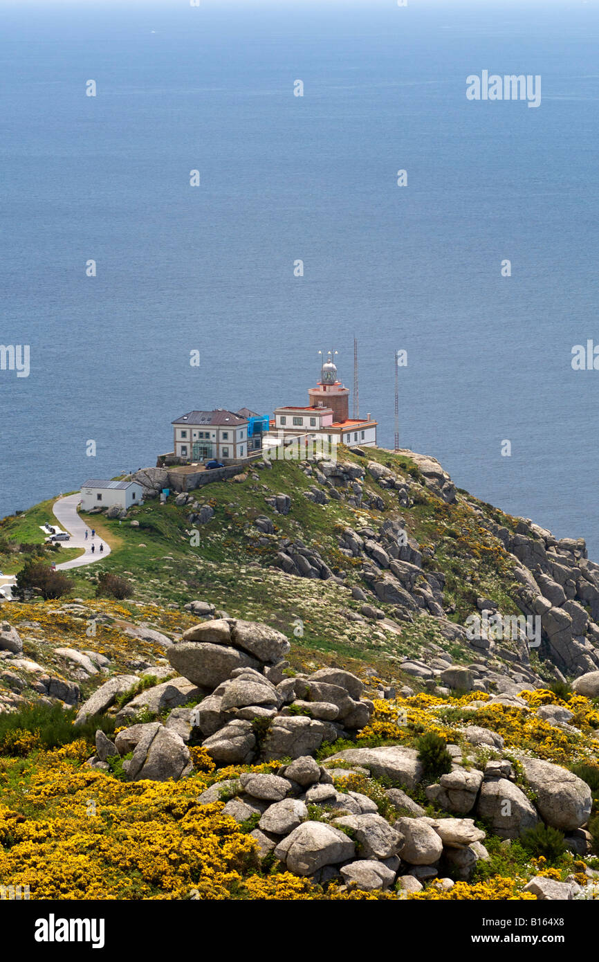Vue sur le phare de Cabo Fisterra Fisterra le long de la côte Atlantique de la province de La Corogne Espagne Galice la région. Banque D'Images