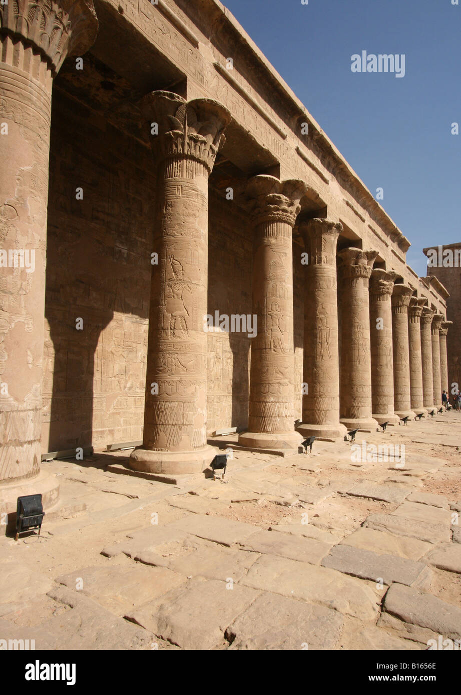 La grande cour du temple d'Edfou Egypte Banque D'Images