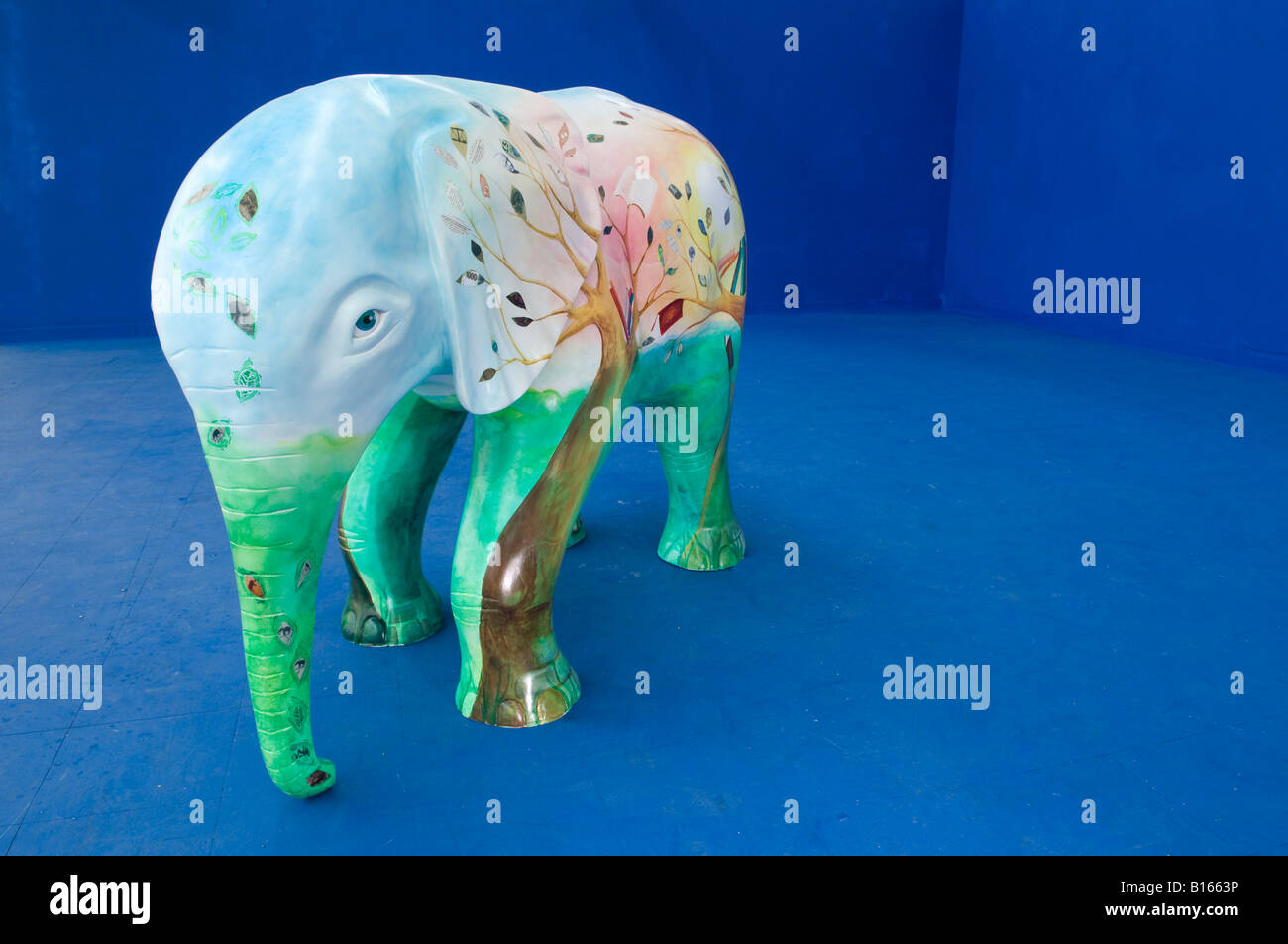 Modèle peint en fibre de verre à pied à travers l'éléphant ensemble bleu Banque D'Images