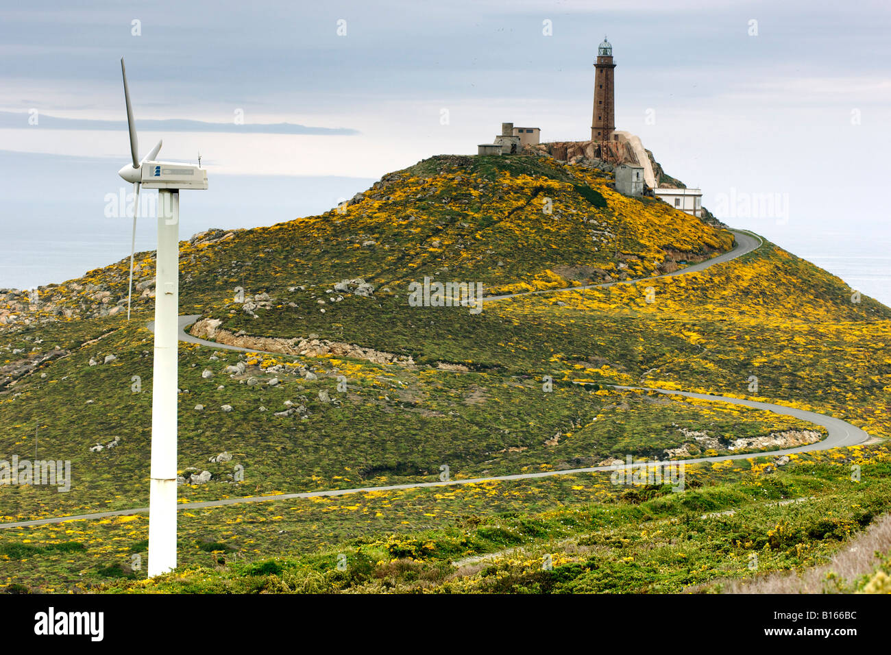 Embach phare et une éolienne à Cabo Vilan sur la côte Atlantique de la Galice. Banque D'Images