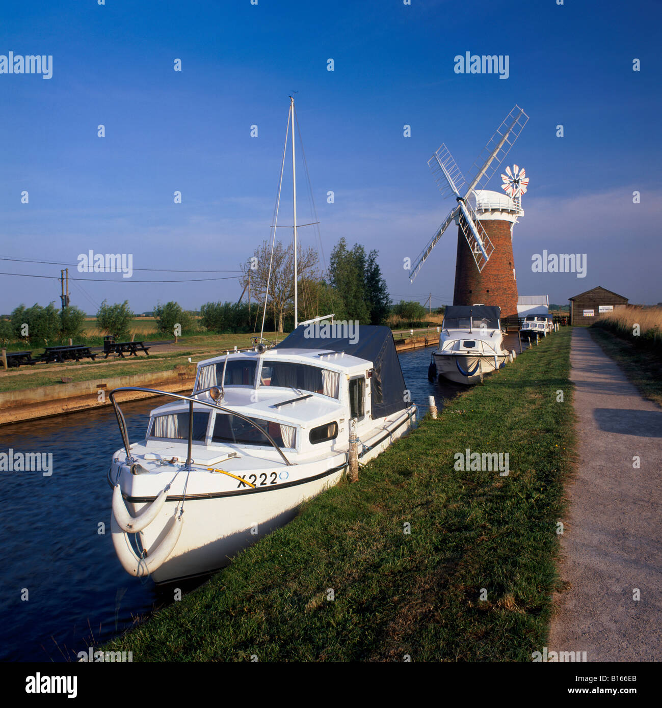 Avis de Horsey Bazin, Norfolk, UK, avec des bateaux au premier plan Banque D'Images