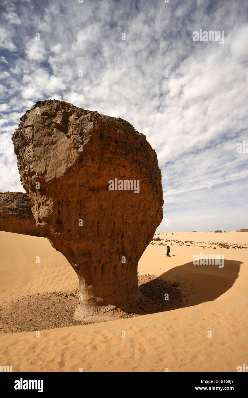 Suivant l'homme de grès érodées dans Tagrera Tassili Ahaggar Sahara Algérie Banque D'Images