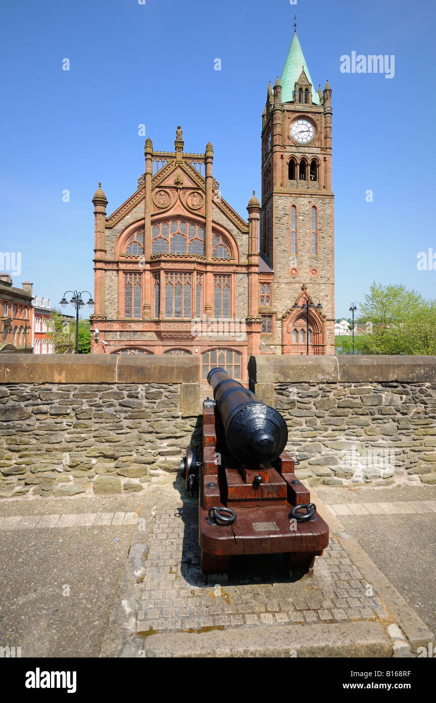 Cannon assis sur les murs de Derry pointing at Guildhall Co Londonderry Banque D'Images