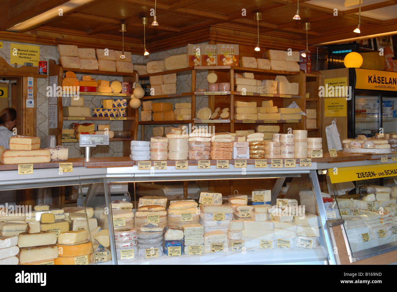 Wien le Naschmarkt de fromage frais avec reblochon camembert livarot , stilton , munster chaource , brie , dolce latte epoisse etc Banque D'Images
