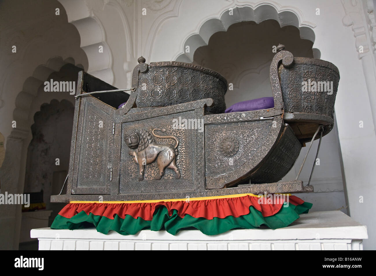 Un HOWDAH richement sculptée avec un motif lion pour équitation éléphants dans le MEHERANGARH FORT museum JOHDPUR RAJASTHAN INDE Banque D'Images