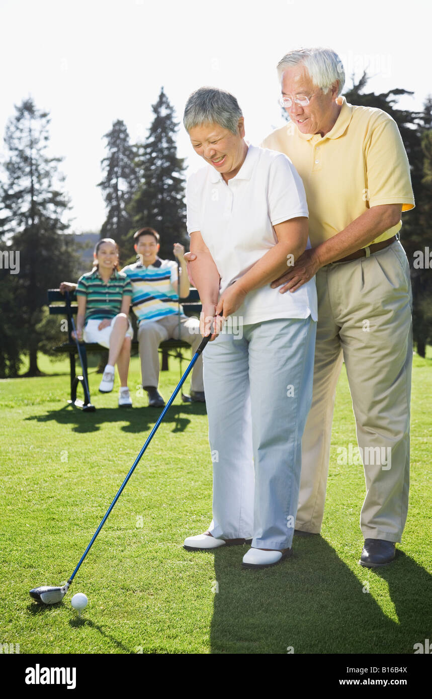 Senior Asian couple playing golf Banque D'Images