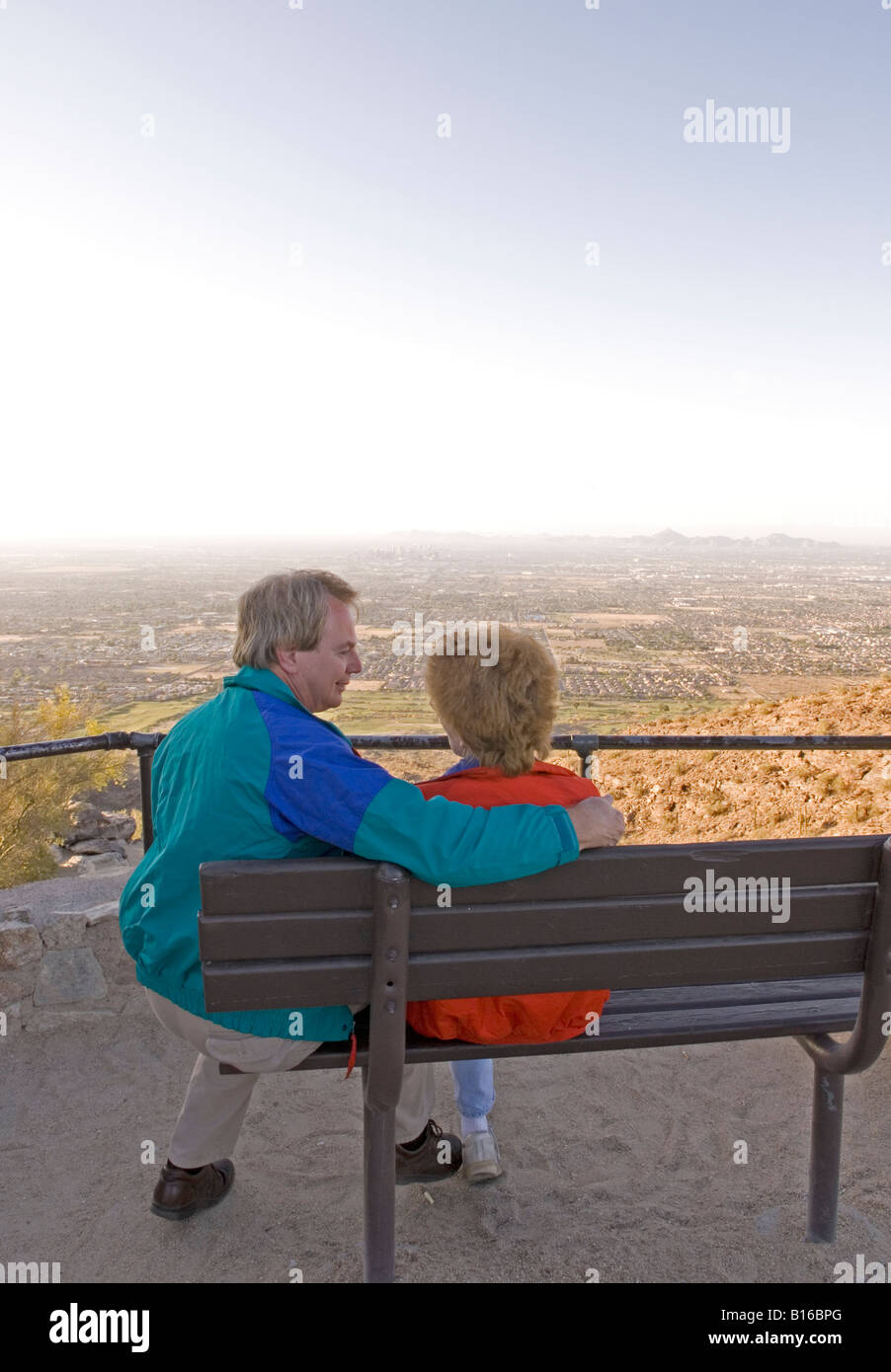 Couple de 50 à 60 ans s'asseoir sur le banc à Dobbins Lookout South Mountain Park Phoenix AZ USA Banque D'Images