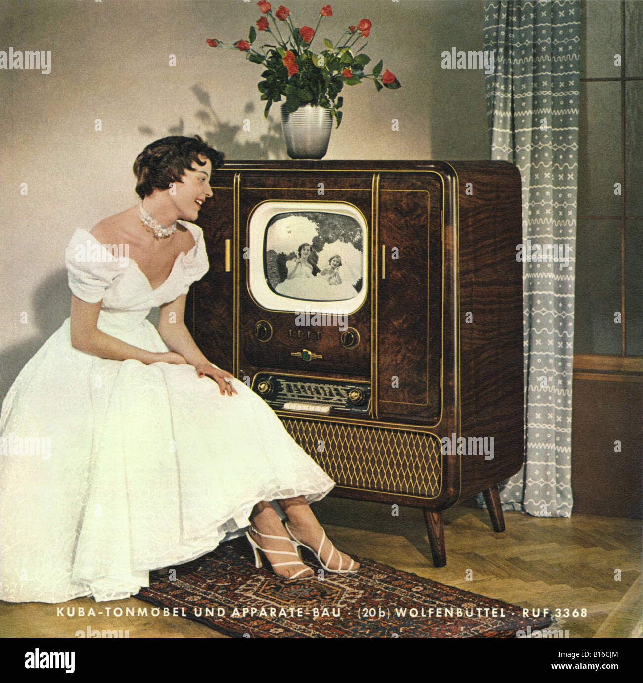 Diffusion, télévision, publicité, femme avec téléviseur, type, Kuba Festival, Allemagne, 1954, Banque D'Images
