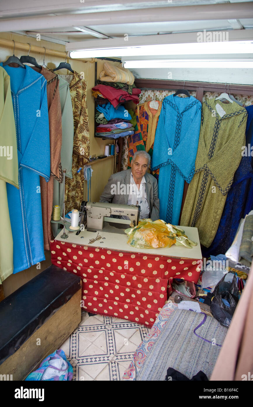 Décrochage décrochage en porte-vêtements . Souk de Fès Maroc Banque D'Images