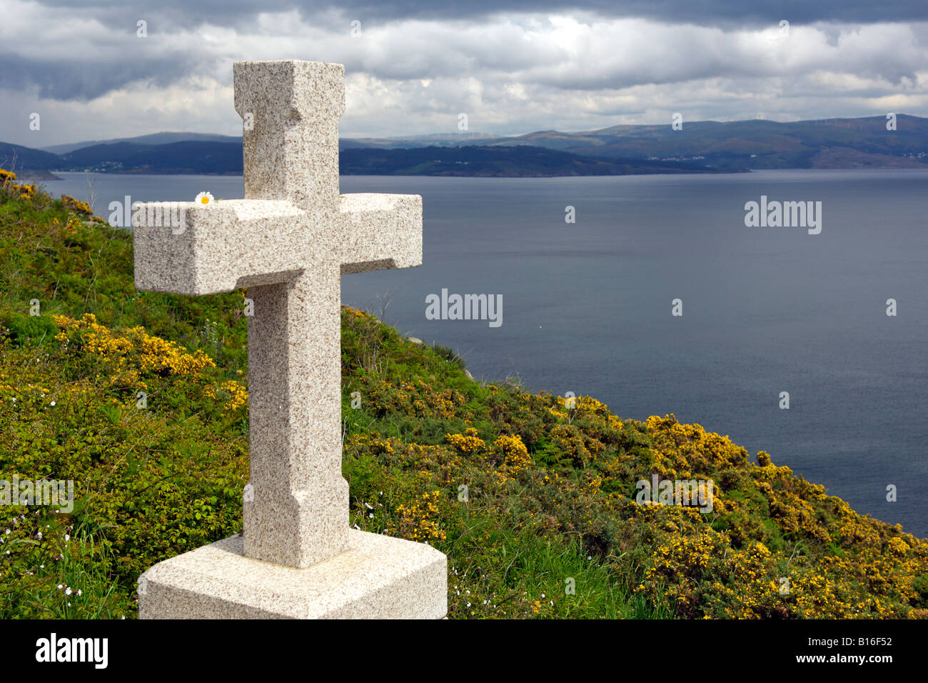 Croix du souvenir au Cap Fisterra sur la côte Atlantique de la province de La Corogne Espagne Galice la région. Banque D'Images