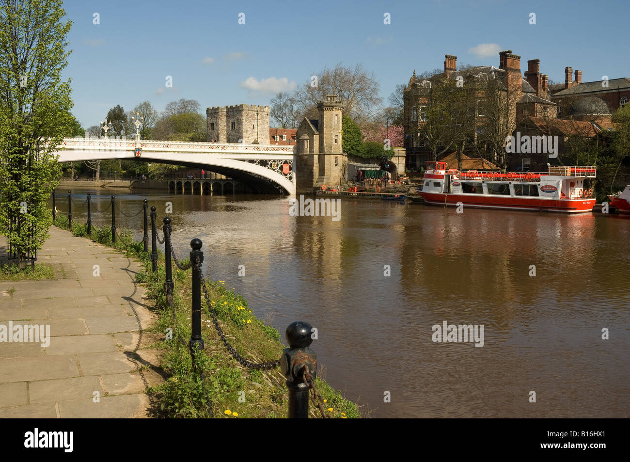 Lendal Pont et rivière Ouse au printemps York North Yorkshire England UK Royaume-Uni GB Grande Bretagne Banque D'Images