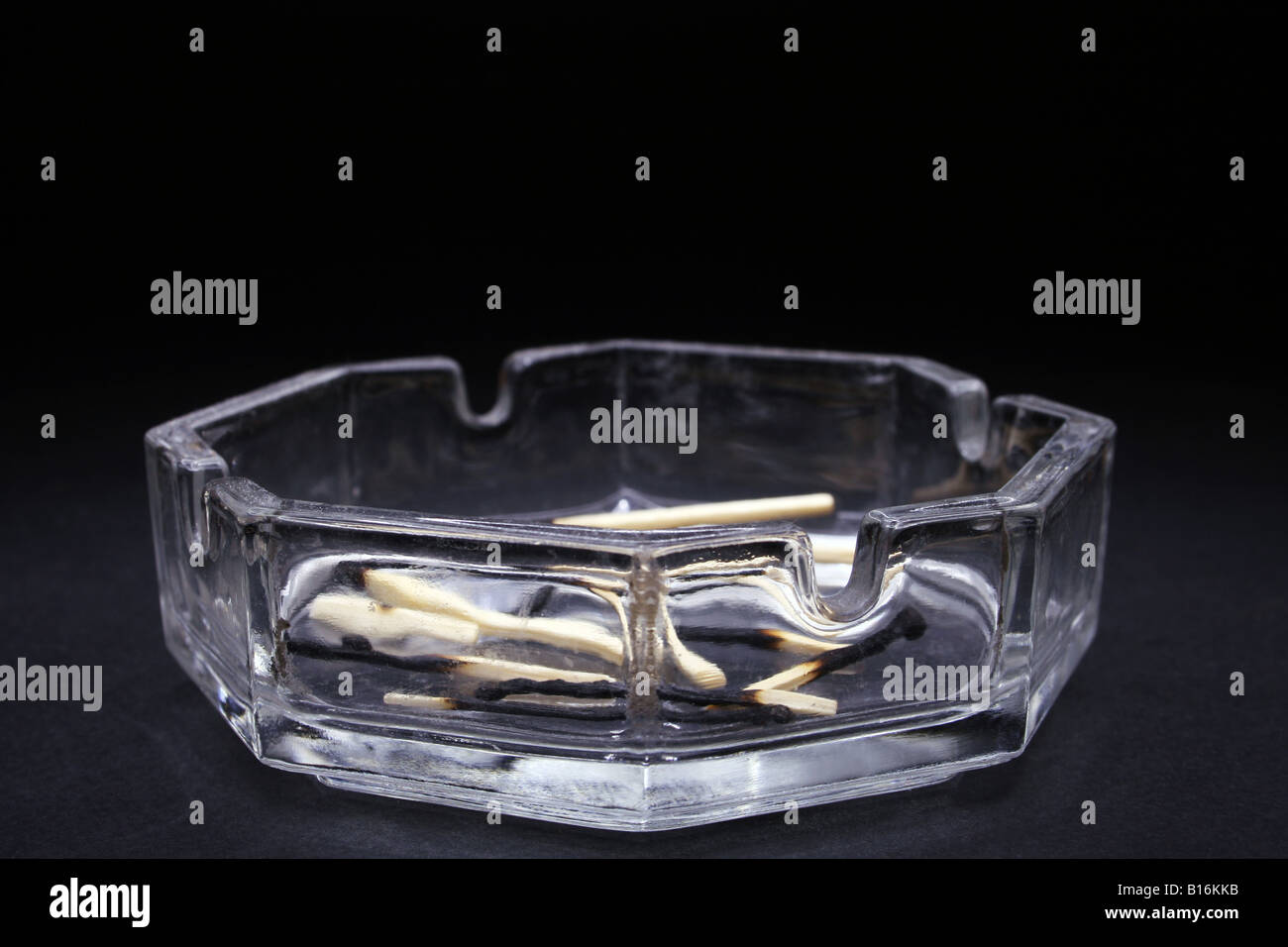 Allumettes brûlées cendrier avec profondeur de champ Banque D'Images